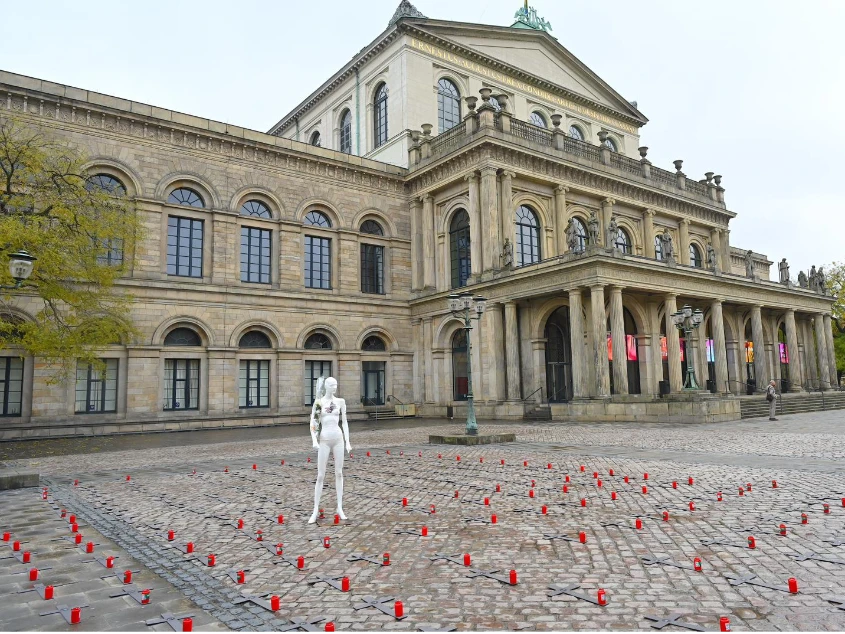 Protest gegen Spiegels geplante Ernennung Erinnerung an die Toten vom Ahrtal vor dem Opernhaus.