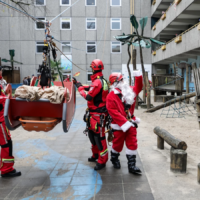 Höhenretter überraschen Kinderklinik zum Nikolaustag Feuerwehr Nikolausüberraschung