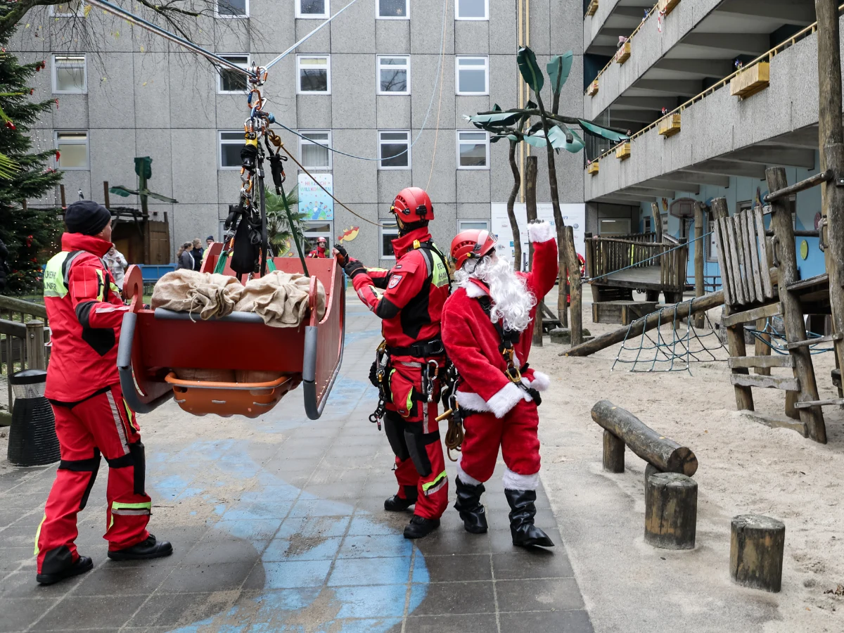Höhenretter überraschen Kinderklinik zum Nikolaustag Feuerwehr Nikolausüberraschung