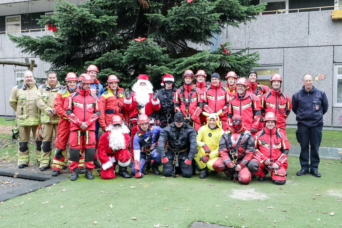 Höhenretter überraschen Kinderklinik zum Nikolaustag Mannschaft der Höhenretter