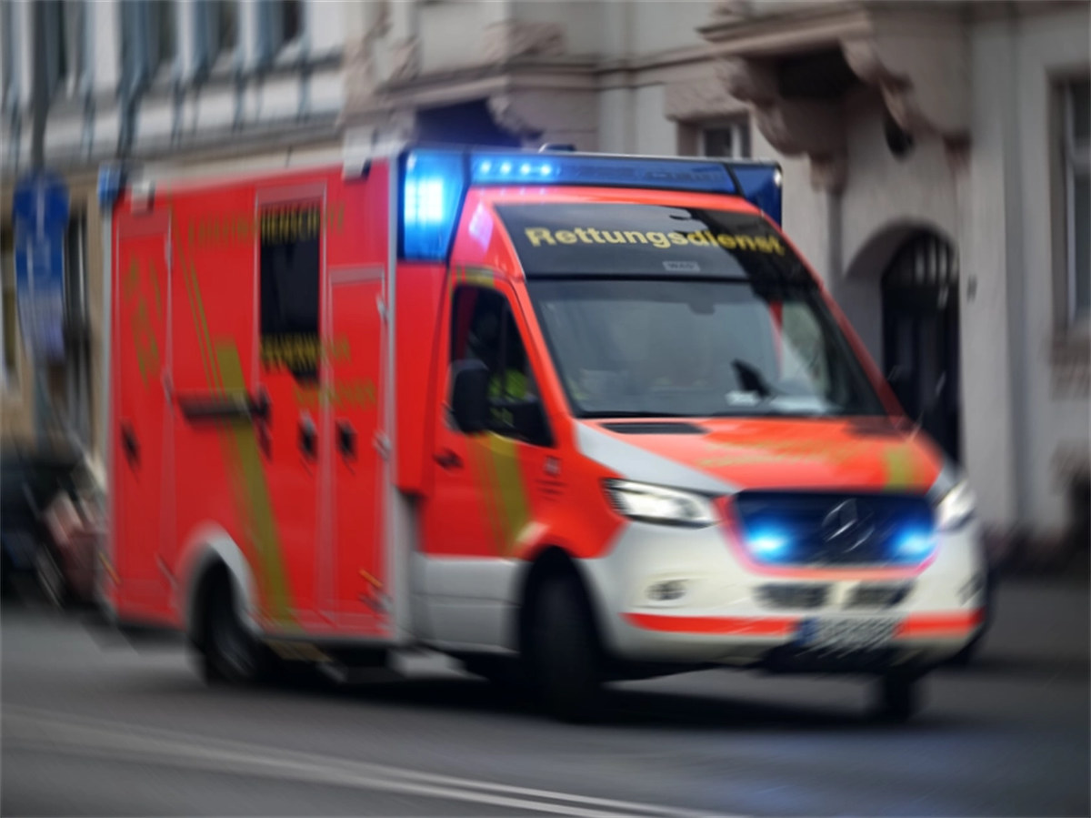 Fanbus-Unfall am Stadion: Fußgänger schwer verletzt Rettungswagen im Einsatz