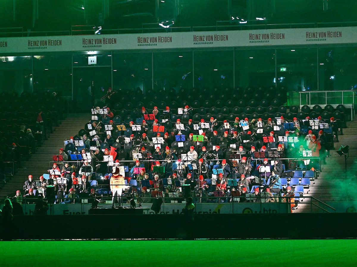 31.500 Stimmen beim Stadionsingen in der Arena – Stadionsingen 20052 mf
