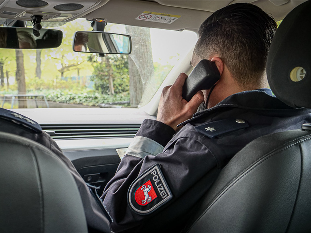 Zwei Raubtaten am Vahrenheider Markt binnen drei Tagen Funkstreifenwagen