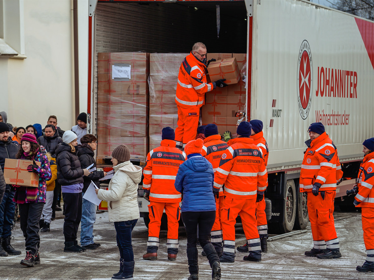 Johanniter schicken Weihnachtstrucker nach Rumänien und Ukraine Weihnachtstrucker JUH