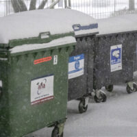 Verschneite Müllcontainer