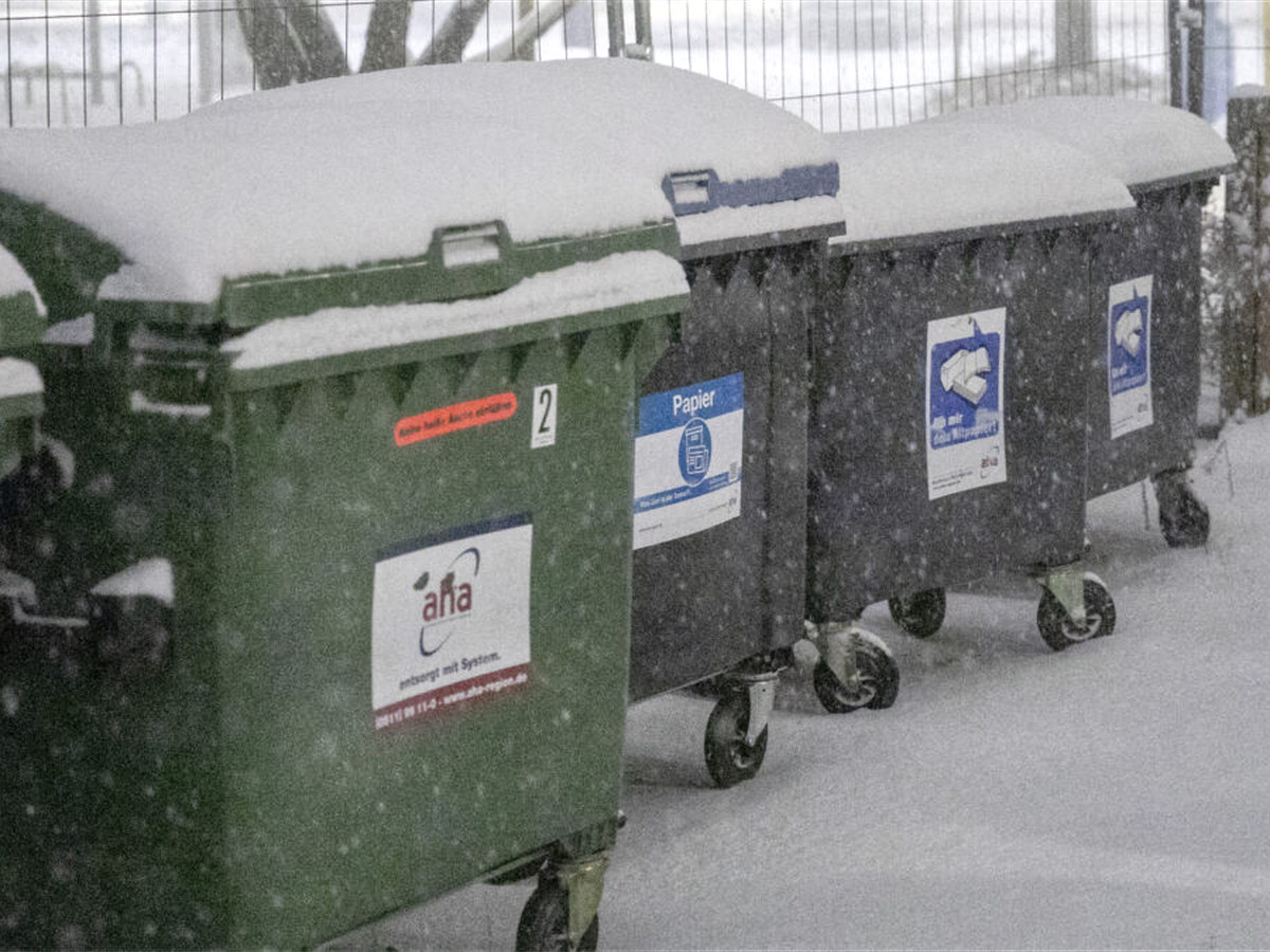 Verschneite Müllcontainer