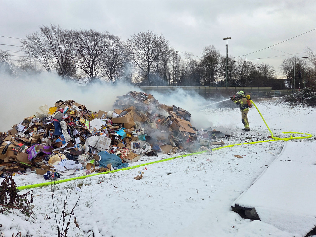 Müllwagenbrand auf Rewe-Parkplatz in Neustadt Müllwagenbrand