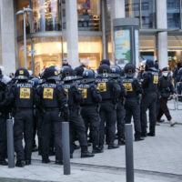 Polizei bei Demoausschreitungen