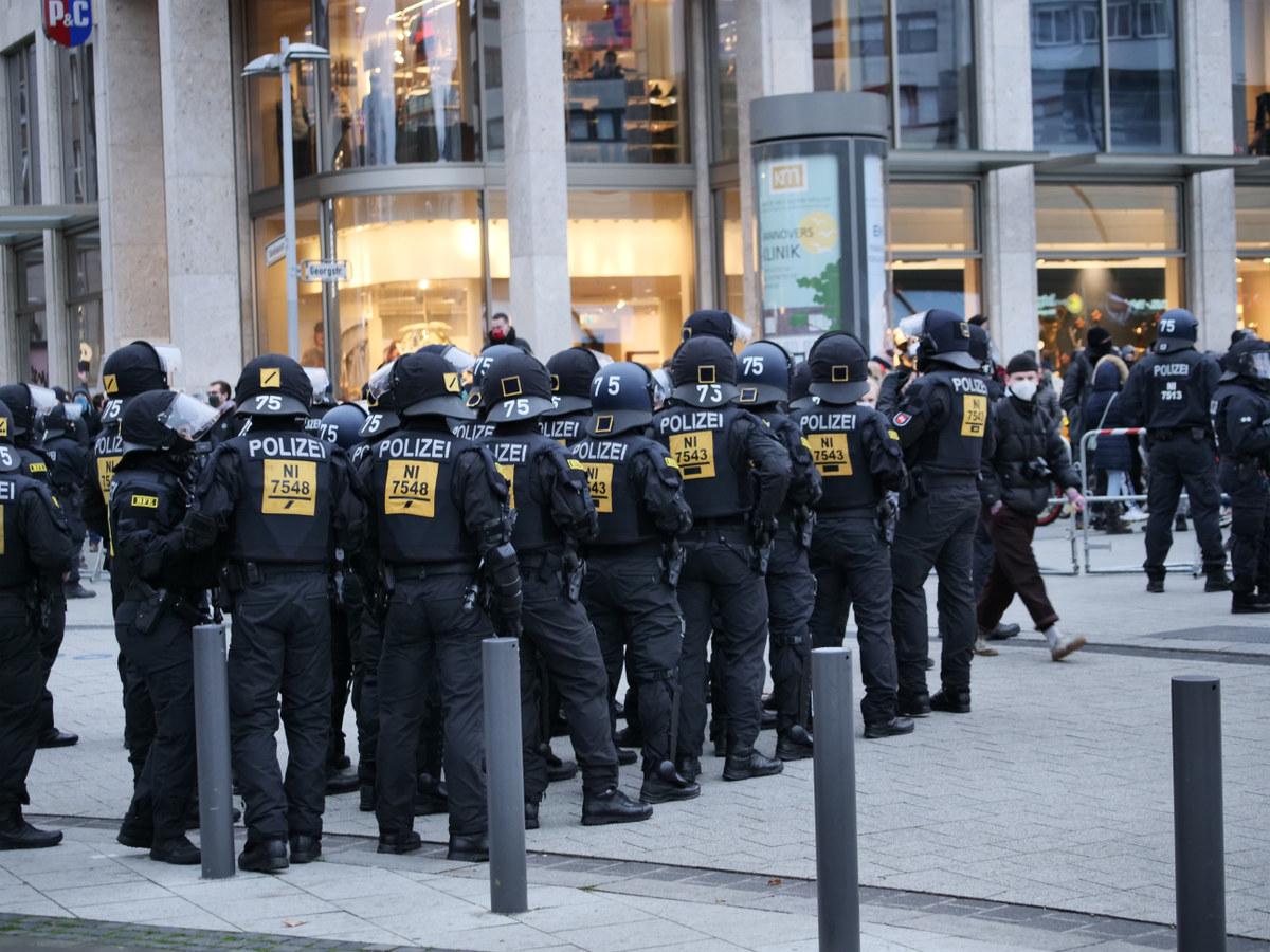 Polizei bei Demoausschreitungen