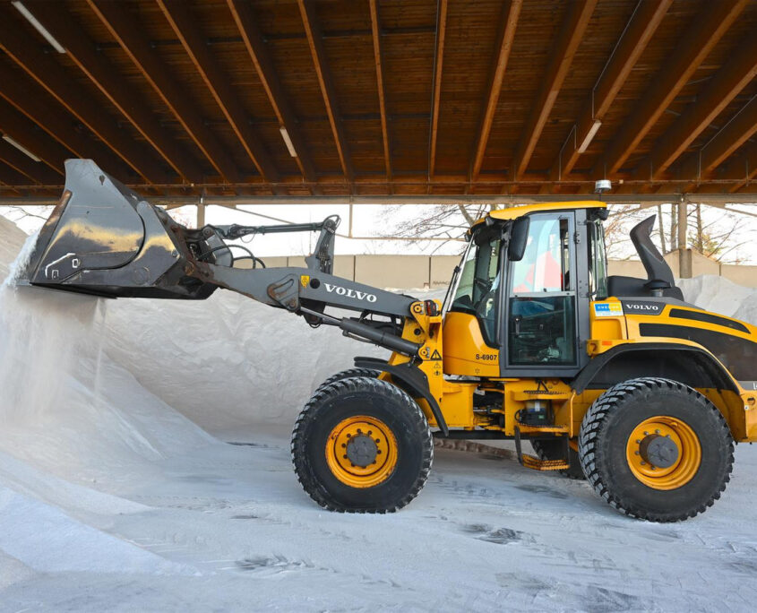 Radlader mit Streusalz