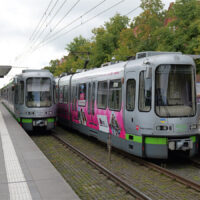 Stadtbahnen nehmen in Hannover wieder Regelbetrieb auf Stadtbahnen an Hochbahnsteig
