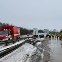 Gefahrgutzug stoppt Diesel-Austritt nach Lkw-Unfall auf A352 LKW mit beschädigtem Dieseltank