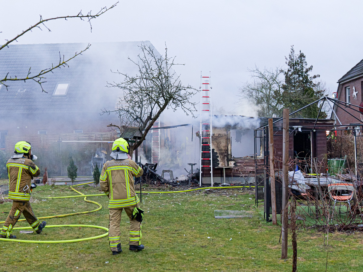Laubenvollbrand greift auf Wohnhaus über Laubenbrand