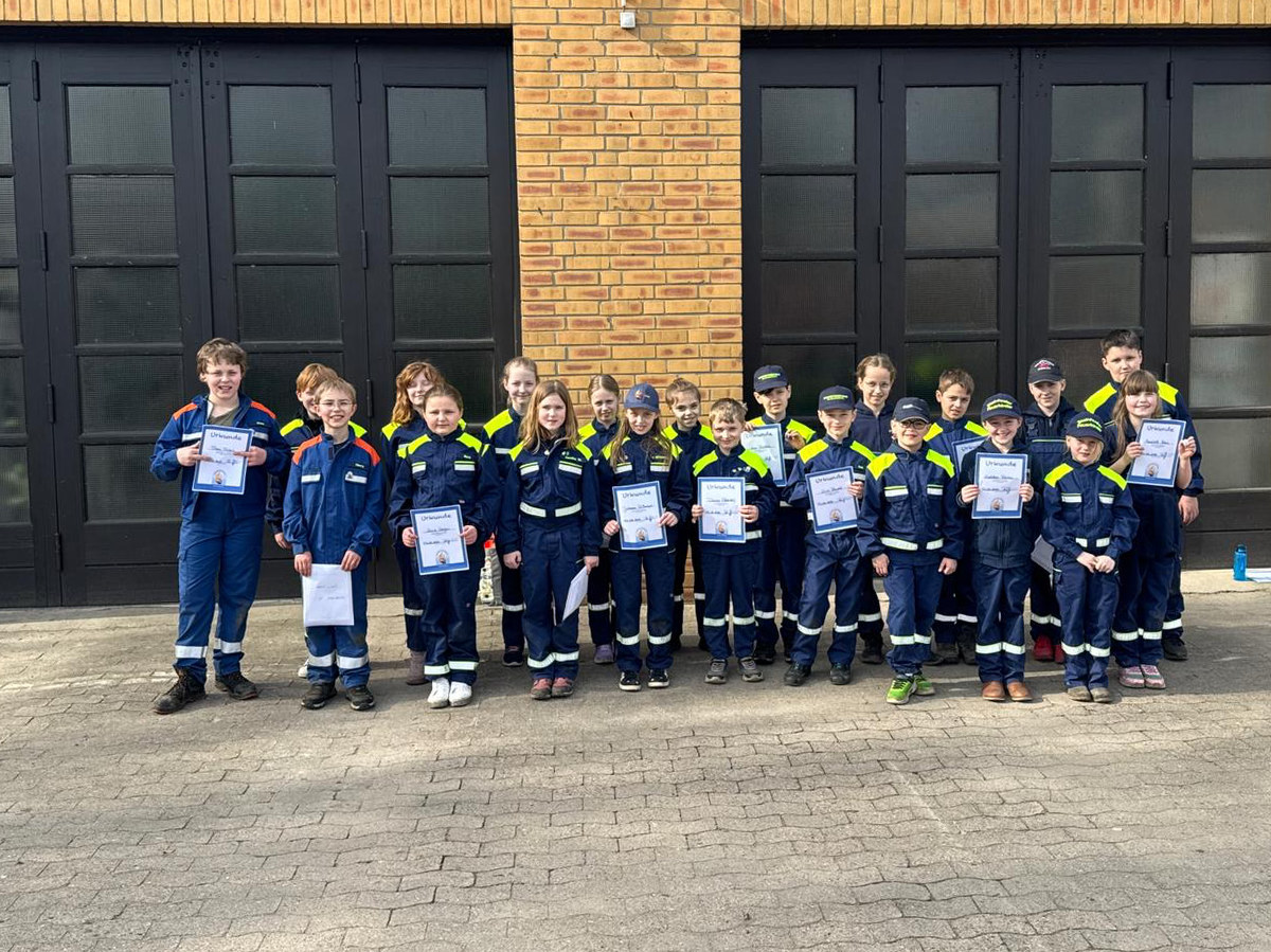 Kinderfeuerwehr bei Brandfloh-Prüfung