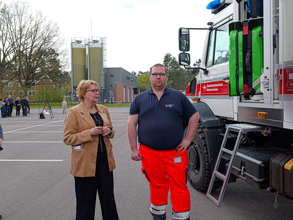 Katastrophenschutz Niedersachsen: Neun geländegängige Krankenwagen in Dienst gestellt – BGPress 20260418 1115 BGPRESS 1397675