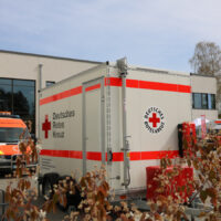 Einsatzfahrzeuge vor Schule