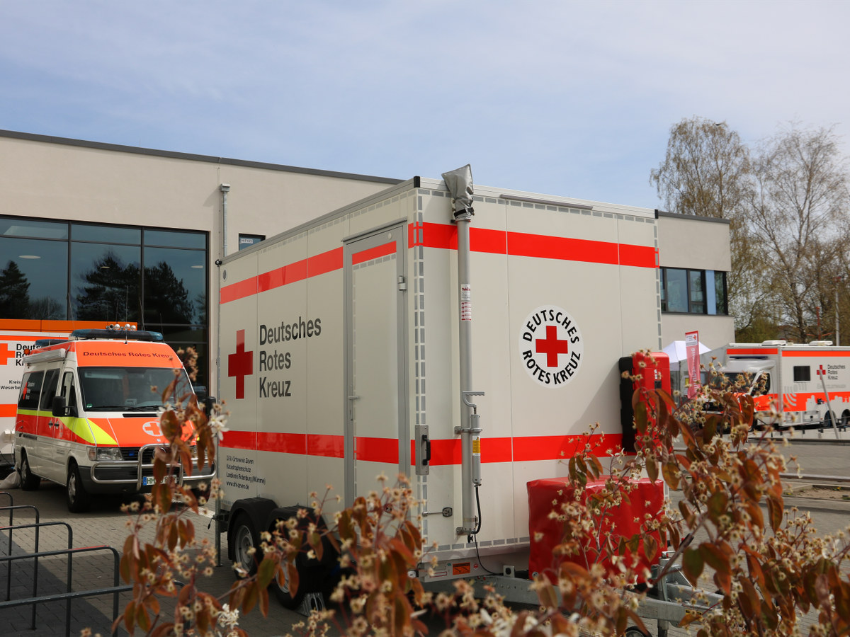 Einsatzfahrzeuge vor Schule