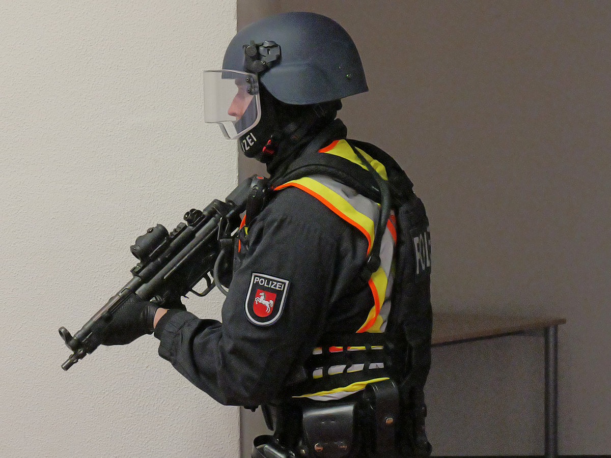 Polizist mit Maschinenpistole