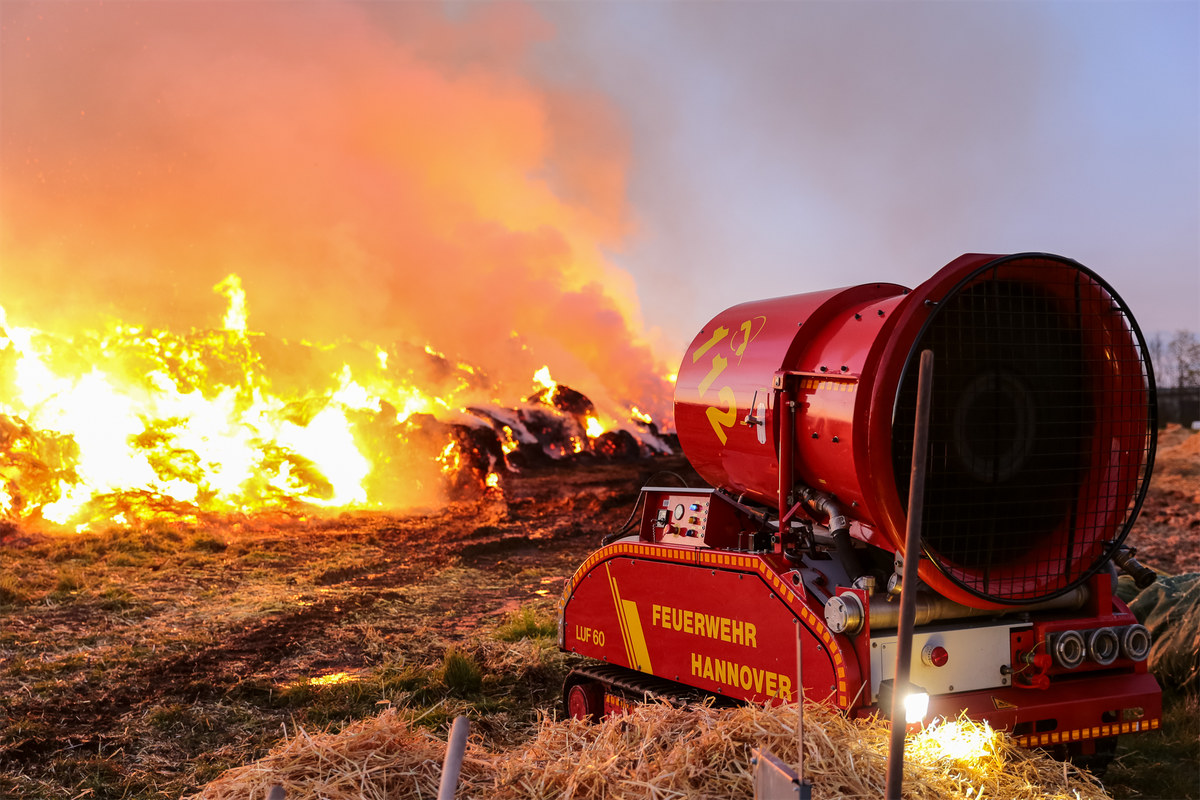 Großbrand in Godshorn: 600 Strohballen betroffen – Strohballenbrand 26 04 01 2 cmm