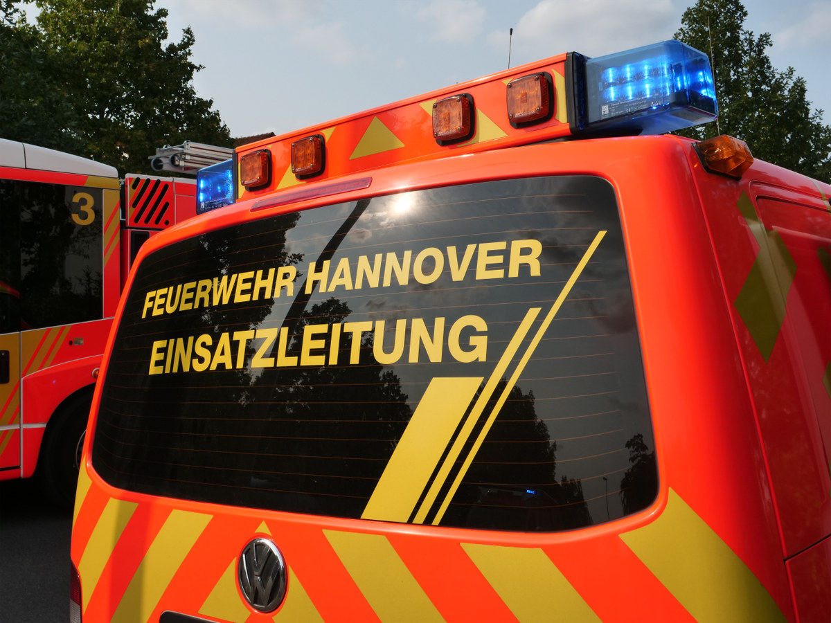 Feuer in Hannover-Mühlenberg: Großeinsatz Einsatzleitwagen der Berufsfeuerwehr eines Löschzuges