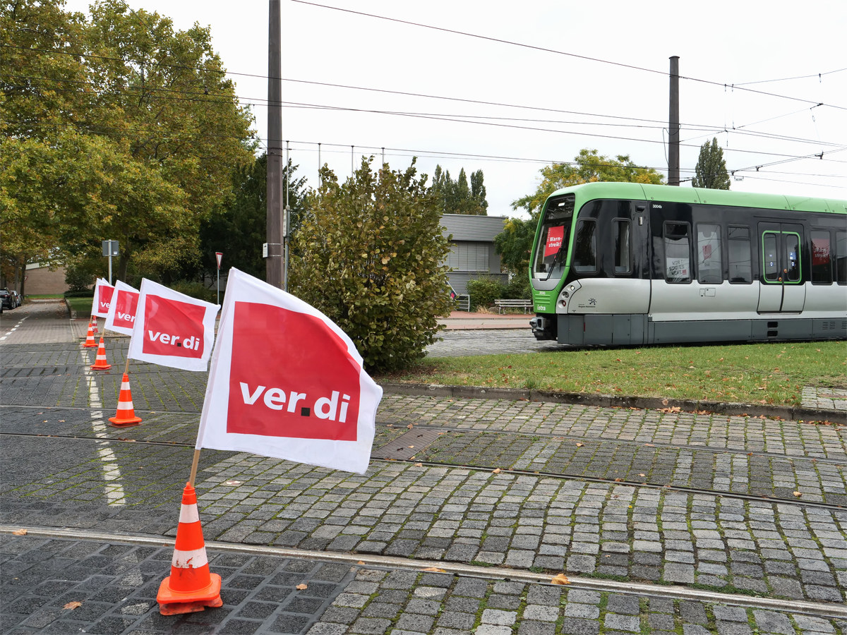 Warnstreik der ÜSTRA legt Nahverkehr in Hannover lahm Ver.di Streik bei Üstra