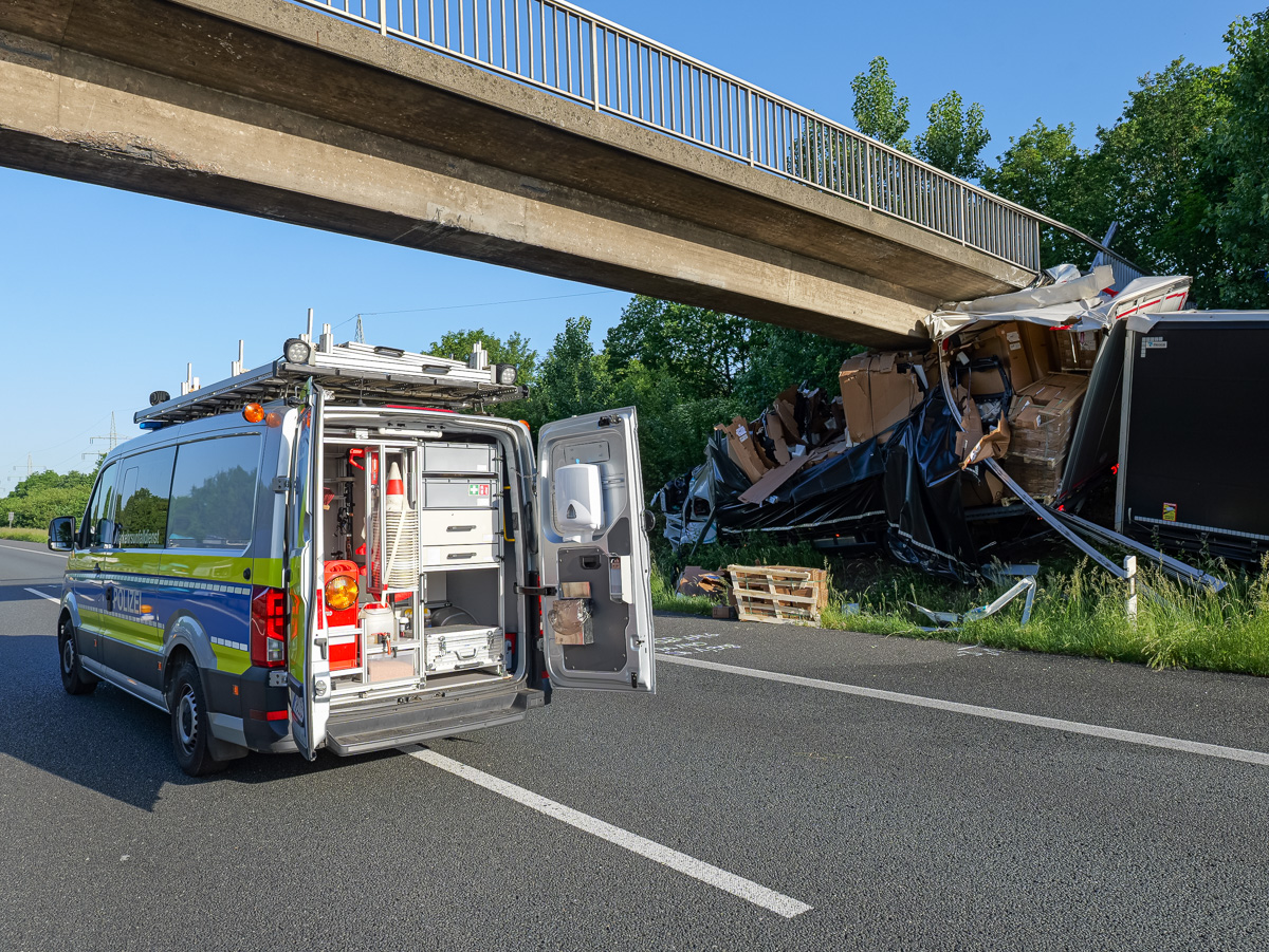Zwei Tote bei LKW Unfall auf A2