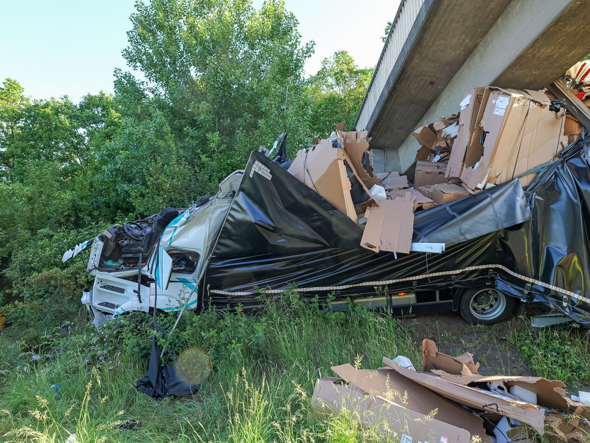 Tödlicher Unfall auf der A2 bei Hannover – LKW prallt gegen Brücke Zwei Tote bei LKW Unfall auf der A2