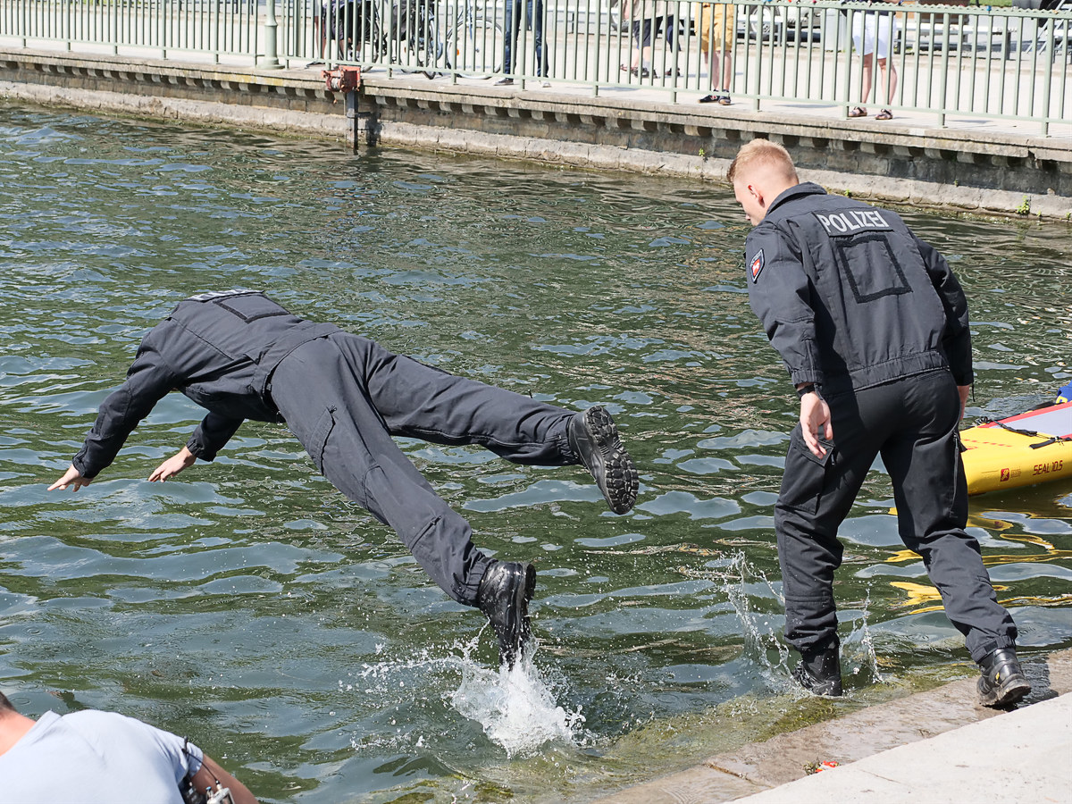 Polizeibeamter springt ins Wasser