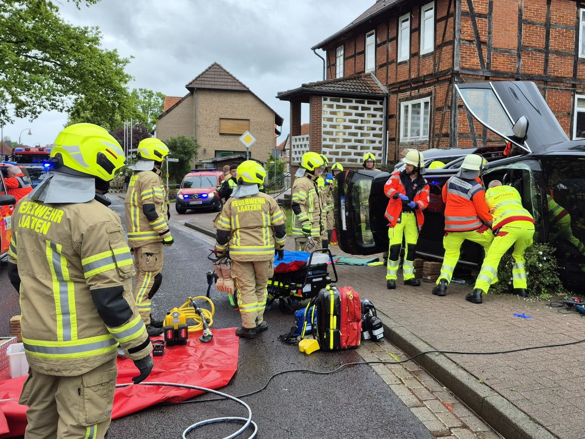 PKW auf Seite nach Unfall
