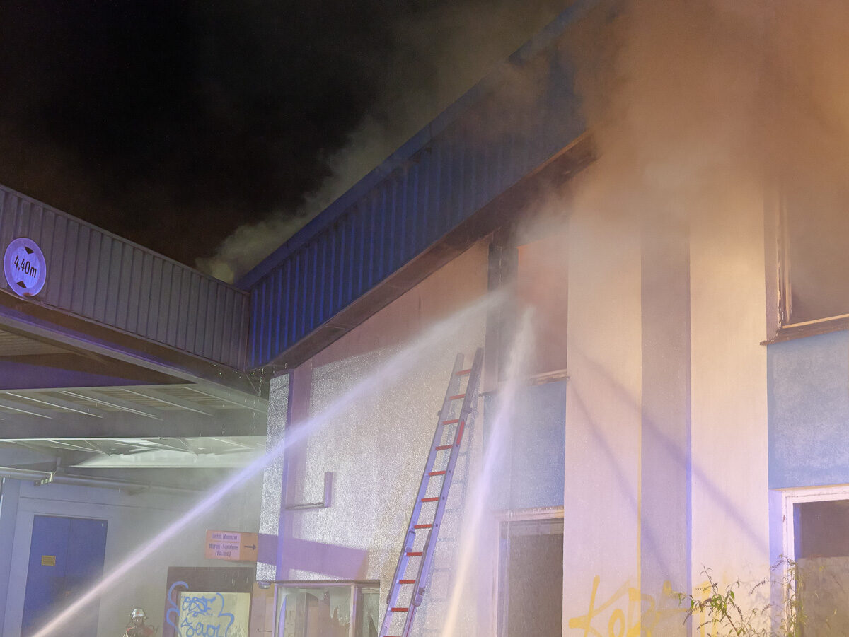 Großbrand auf ehemaligem Vion-Gelände in Wunstorf hält Feuerwehr in Atem – BGPress 20260607 2353 BGPRESS 1398398
