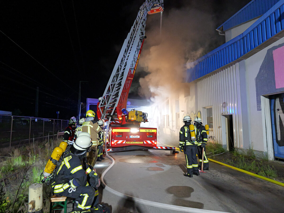 Großbrand auf ehemaligem Vion-Gelände in Wunstorf hält Feuerwehr in Atem – BGPress 20260607 2354 BGPRESS 1398399