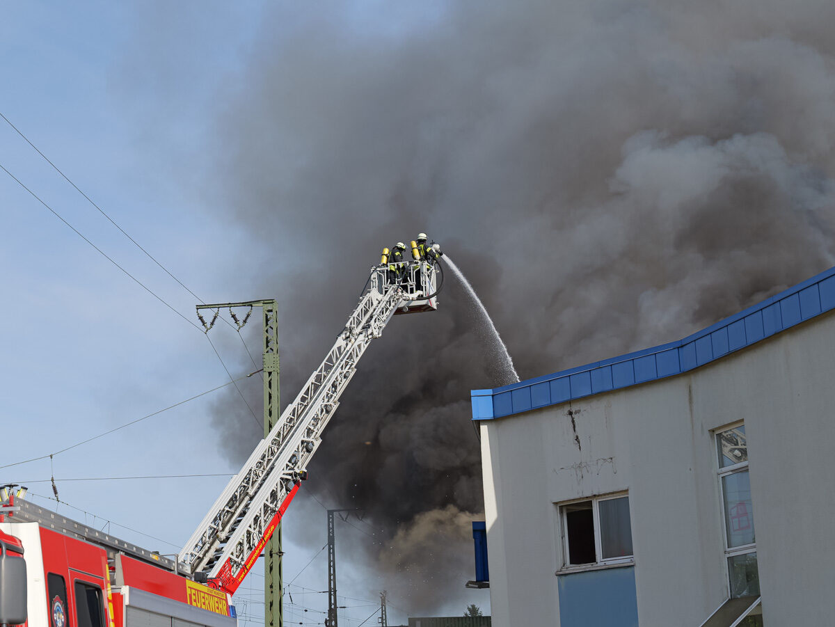 Großbrand in Lagerhalle in Wunstorf Großbrand auf ehemaligem Vion-Gelände in Wunstorf hält Feuerwehr in Atem – BGPress 20260608 0714 BGPRESS 1398420