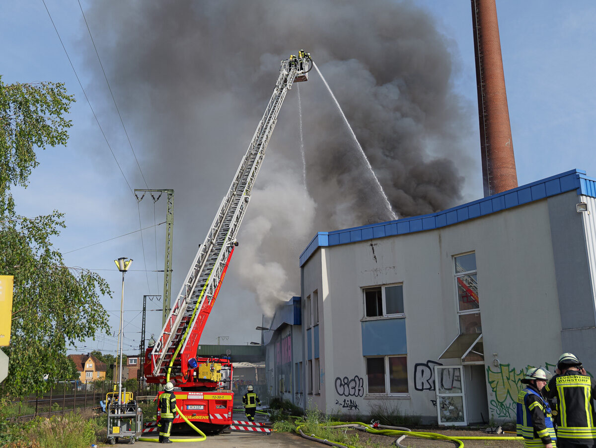Großbrand in Lagerhalle in Wunstorf Großbrand auf ehemaligem Vion-Gelände in Wunstorf hält Feuerwehr in Atem – BGPress 20260608 0716 BGPRESS 1398423