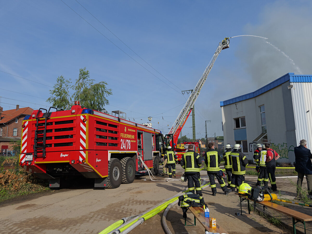 Großbrand in Lagerhalle in Wunstorf Großbrand auf ehemaligem Vion-Gelände in Wunstorf hält Feuerwehr in Atem – BGPress 20260608 0720 BGPRESS 1398428