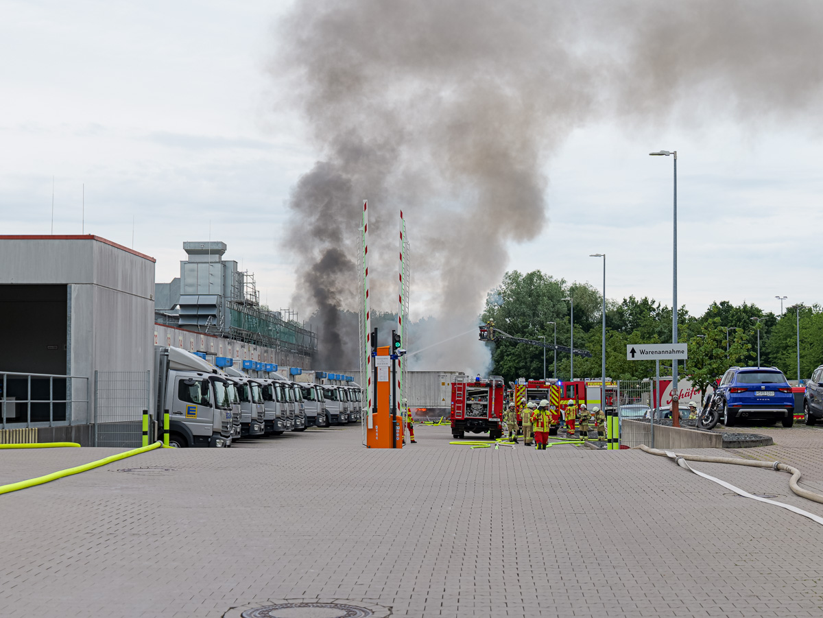 Großbrand Lehrte: Fünf Lkw auf Firmengelände in Flammen – BGPress 20260629 1117 BGPRESS 1398691