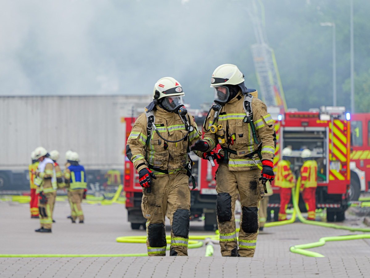 Großbrand Lehrte: Fünf Lkw auf Firmengelände in Flammen – BGPress 20260629 1136 BGPRESS 1398711