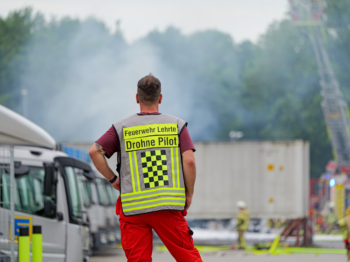 Großbrand Lehrte: Fünf Lkw auf Firmengelände in Flammen – BGPress 20260629 1142 BGPRESS 1398725