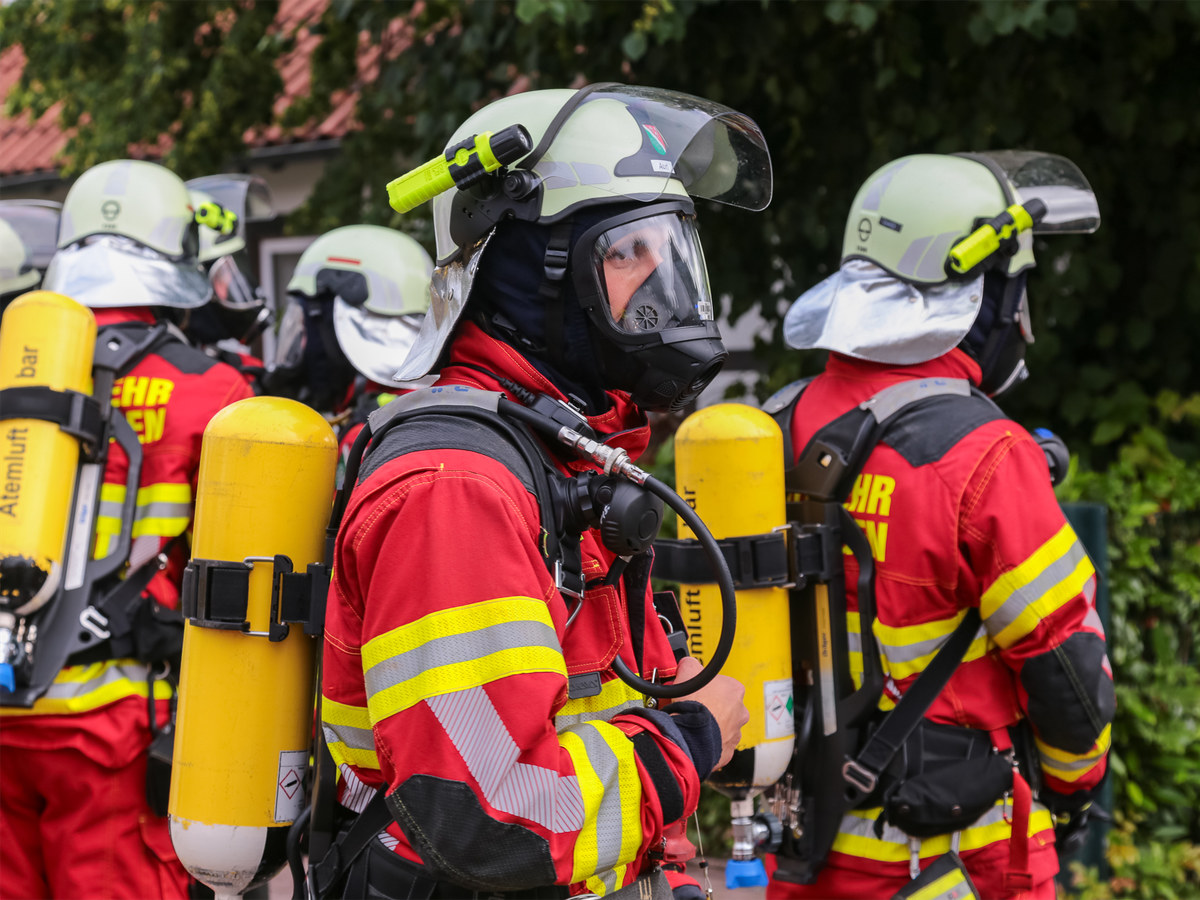 Feuerwehrkräfte unter Atemschutz