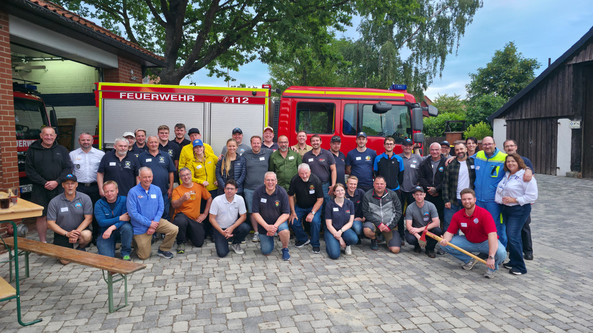 Partnerschaften und Austausch: Feuerwehr Sehnde nutzt INTERSCHUTZ für Begegnungen – Gruppenbild Grillen Bilm