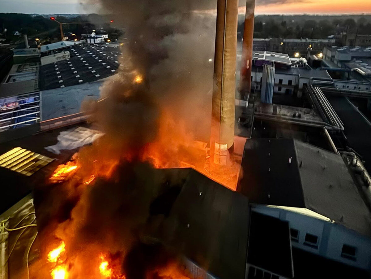 Luftbild Morgens Wunstorf_FF Großbrand auf ehemaligem Vion-Gelände in Wunstorf hält Feuerwehr in Atem – Luftbild Morgens Wunstorf FF