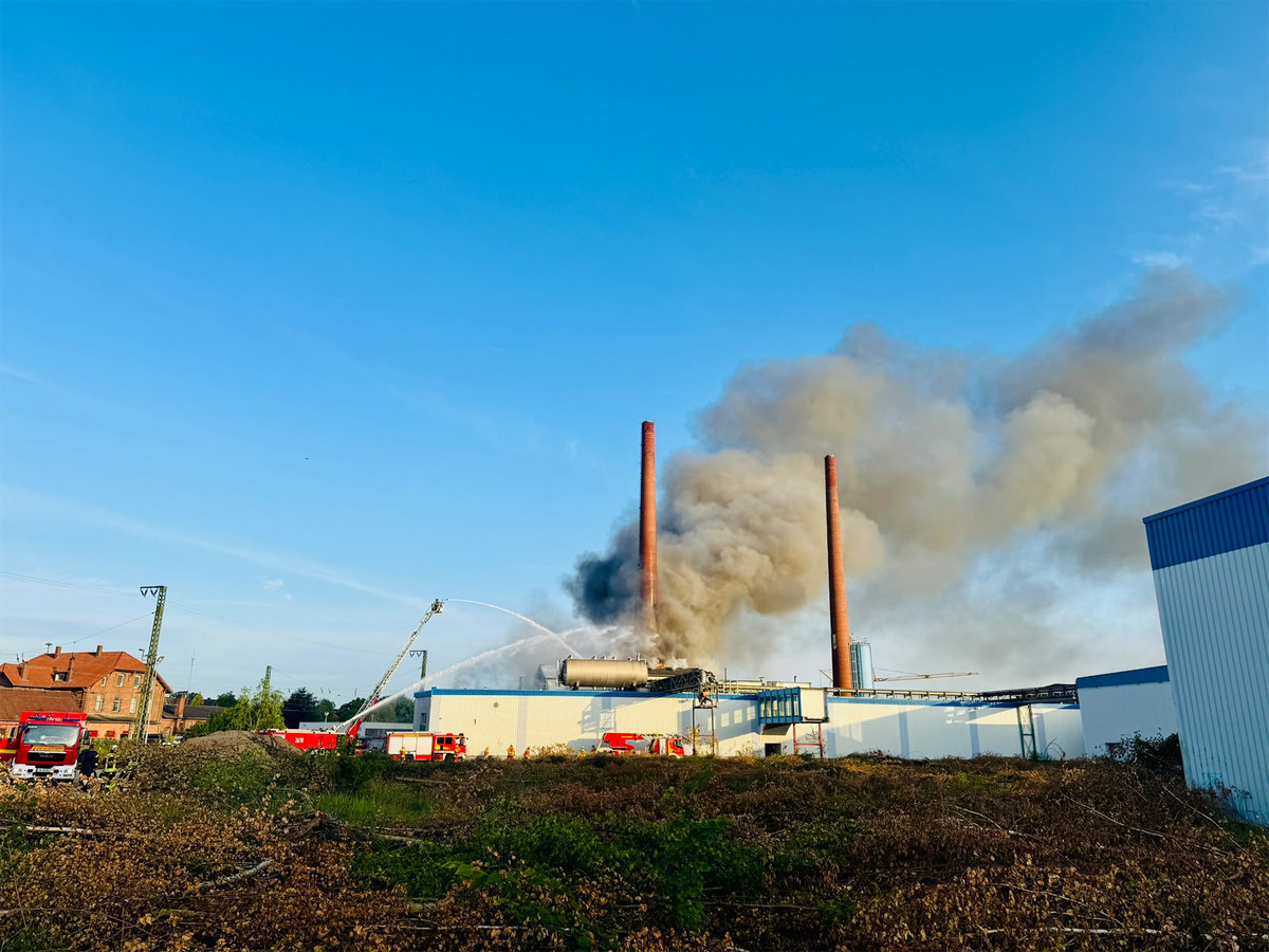 Großbrand auf ehemaligem Vion-Gelände in Wunstorf hält Feuerwehr in Atem – Rauchentwicklung Wunstorf FF