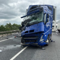 Parallele Einsätze in Lehrte: Feuerwehr bei drei Alarmierungen gleichzeitig gefordert Verkehrsunfall LKW in Lehrte