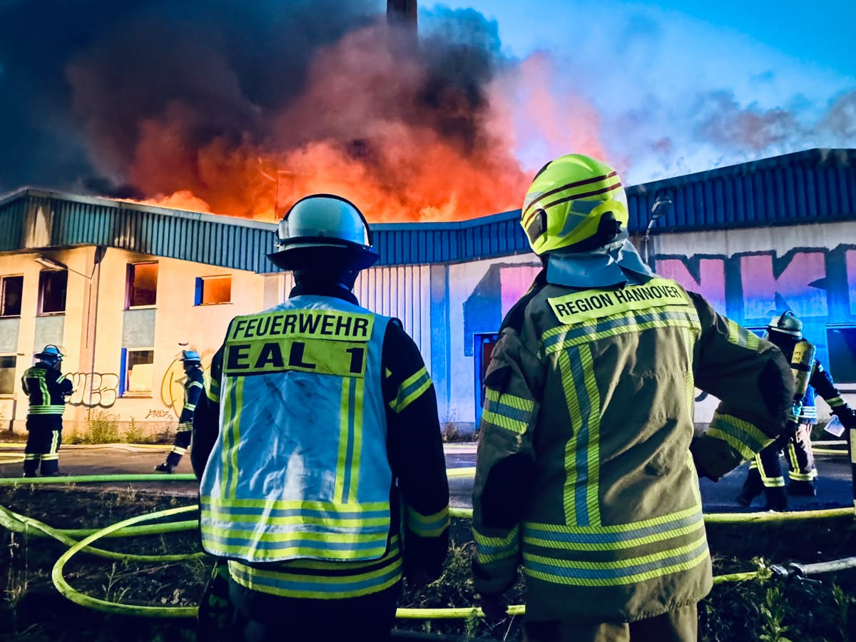 Großbrand auf ehemaligem Vion-Gelände in Wunstorf hält Feuerwehr in Atem – grossbrand Wunstorf FF