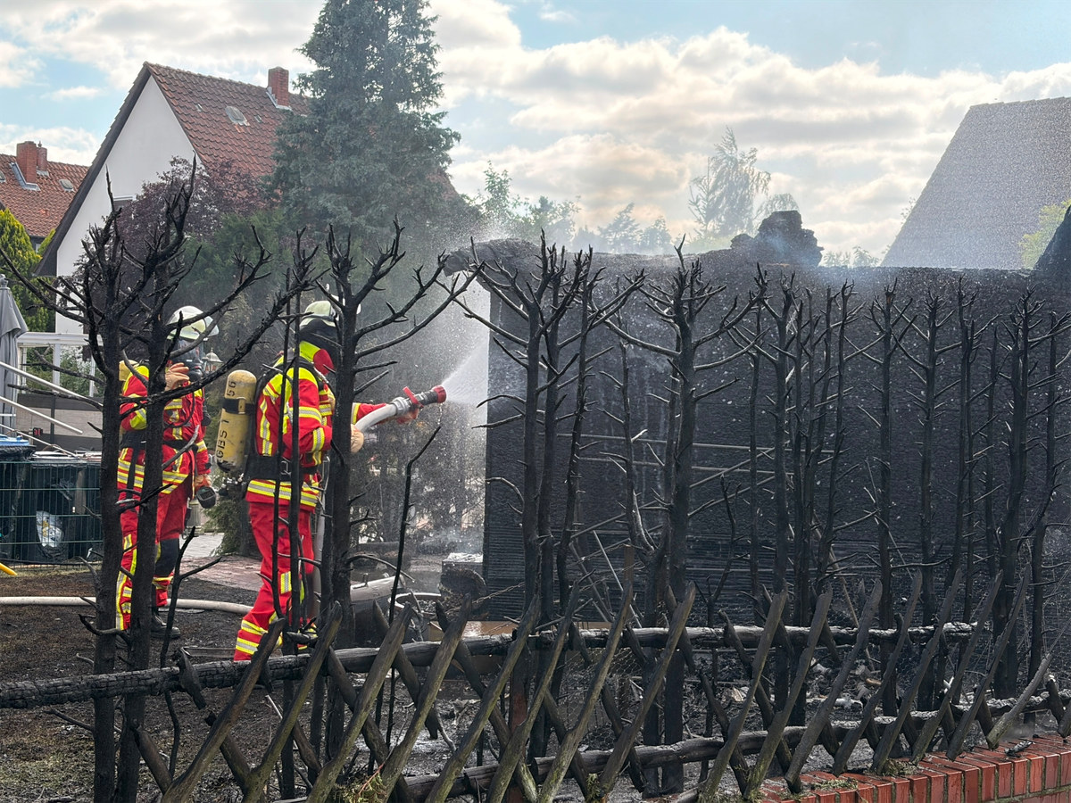 Feuer in Altgarbsen: Hecke und Gartenhaus brennen Feuer in Altgarbsen