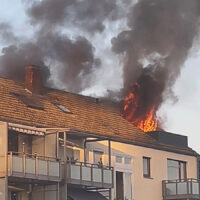 Wohnungsbrand in Lehrte: Mehrfamilienhaus unbewohnbar Wohnung in Vollbrand