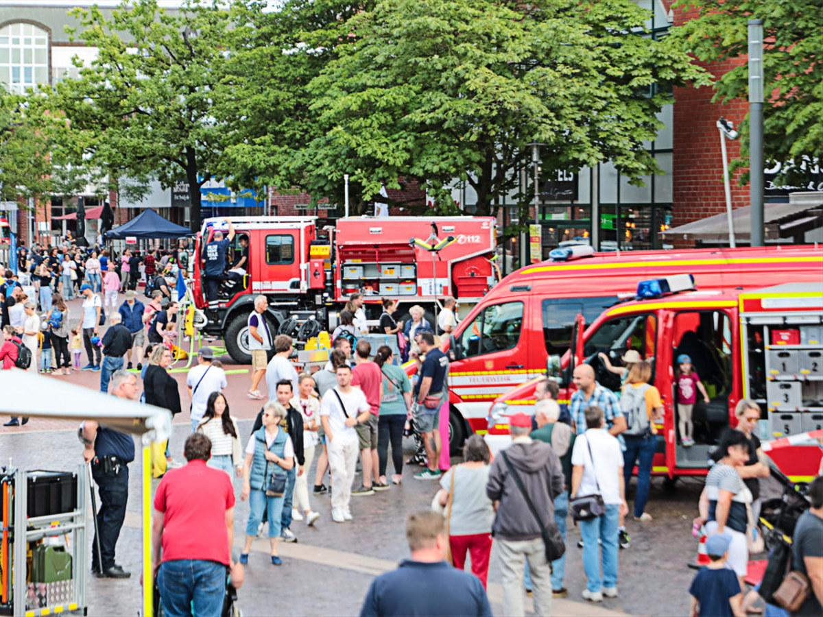 Blaulichtmeile Langenhagen zeigt mehr als 40 Einsatzfahrzeuge Blaulichtmeile 2024 in Langenhagen