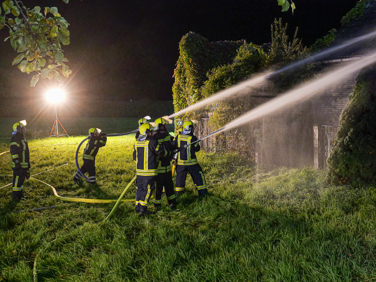 Dachstuhlbrand in Redderse: Wohnhaus nicht mehr bewohnbar Dachstuhlbrand in Redderse: Wohnhaus nicht mehr bewohnbar – BGPress 20260924 2130 BGPRESS 1420737