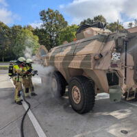 Feuerwehr kühlt Bundeswehrpanzer