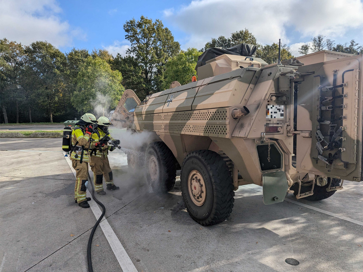 Feuerwehr kühlt Bundeswehrpanzer