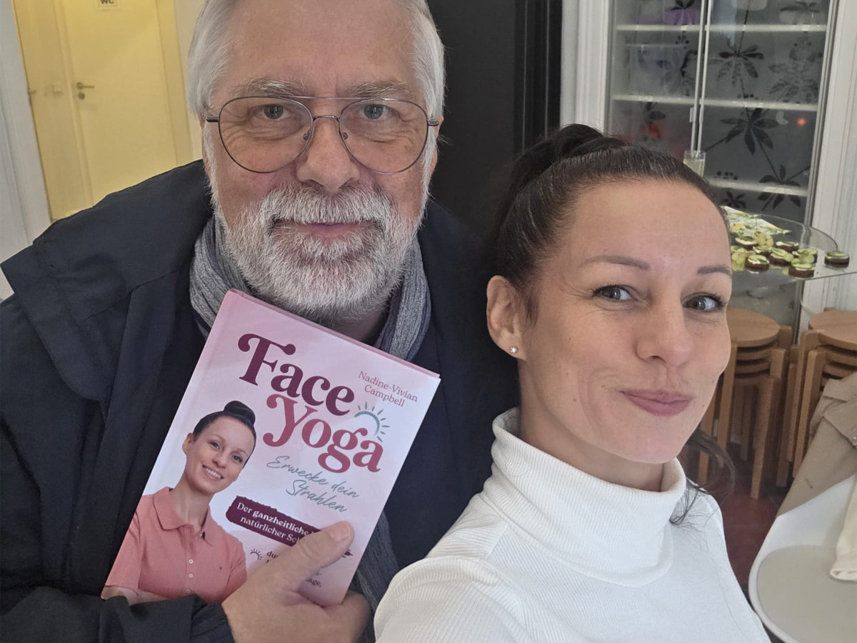 Nadine Campbell präsentiert ihr Face-Yoga-Buch in Hannover – Nadine und Bernd